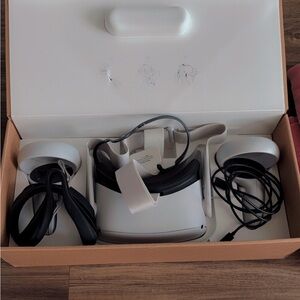 VR Headset with Controllers - White